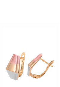 Et par geometriske klipsøreringe i guld, roséguld og sølvtoner med et poleret, vinklet facetteret design.