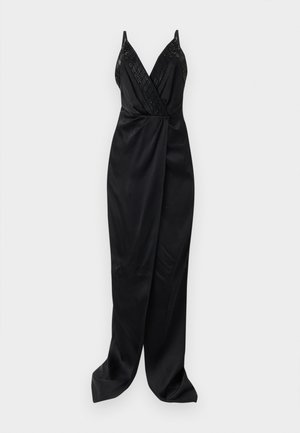 Schwarzes Abendkleid aus Satin mit tiefem V-Ausschnitt, verzierten Trägern und einem Wickeldesign vorne, das in einen langen fließenden Rock übergeht.