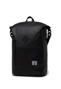 Mustakasta vedenpitävää reppua, jossa on rullattava yläosa, yksi edessä oleva vetoketjutasku, säädettävät hihnat ja logo-patch oikeassa alakulmassa.