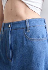 MAITREPIERRE CAGLIO - Short en jean - blue denim