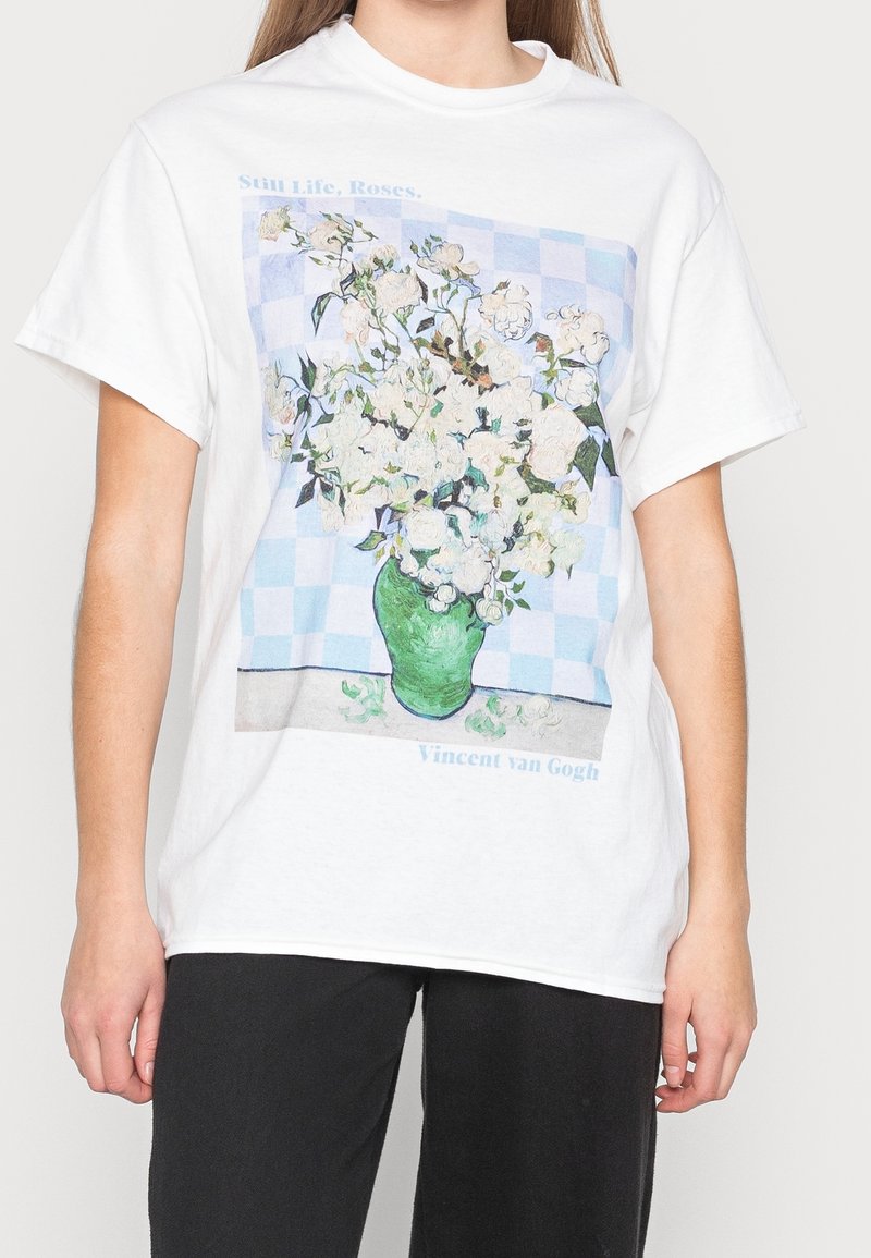 Bílý bavlněný tričko s modro-zelenou grafikou květin ve váze, inspirovanou Vincentem van Goghem, s textem "Zátiší, Růže".