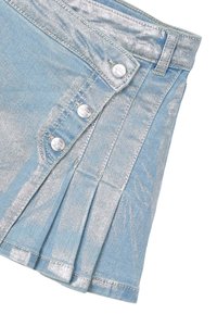 Gonna di denim blu chiaro con finitura metallica, bottoni laterali e dettagli plissettati. Texture morbida e forma su misura.