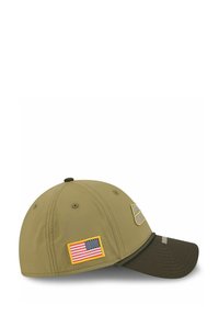 Olivgrüner Cap mit einem dunkelgrünen Schirm, ausgestattet mit einem gestickten amerikanischen Flaggen-Patch und einem kleinen Emblem an der Seite.