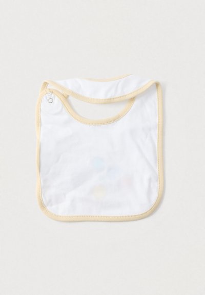 Βαμβακερή σαλιάρα με λευκό σώμα και κίτρινη επένδυση, με στρογγυλεμένο λαιμό και κλ είσιμο με κουμπιά, σχεδιασμένη για εύκολη χρήση και καθάρισμα.