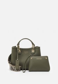 Torebka ze skóry w oliwkowo-zielonym kolorze z okuciami w kolorze złotym, górnymi uchwytami oraz odpinanym paskiem. W zestawie znajduje się dopasowana mała saszetka na zamek.