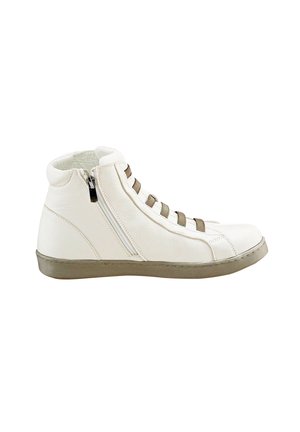 Weißer High-Top-Sneaker mit braunen Schnürsenkeln, seitlichem Reißverschluss und hellbrauner Gummisohle, von der Außenseite auf weißem Hintergrund gezeigt.