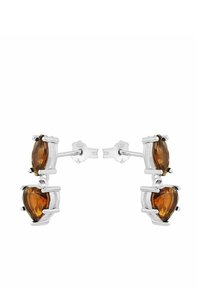 Orecchini a perno color argento caratterizzati da due gemme marroni a forma di pera, ciascuna sorretta da una elegante montatura a griffe.