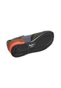 Sneaker mustaga kummi tallaga, millel on tekstuuriga kulumine. Ülaserv koosneb rohelisest, pruuni, hallist ja sinisest materjalist kihilise disaini toodetes.
