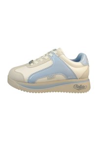 Hvit og lys blå sneakers med syntetisk lær, sikksakk-søm, rund tå, flate snører, polstret krage og teksturert gummisåle.