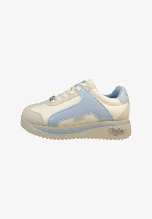 Białe i jasnoniebieskie sneakersy z syntetycznej skóry, ze stębnowaniem w zygzak, okrągłym noskiem, płaskimi sznurówkami, wyściółką w kołnierzu oraz teksturowaną gumową podeszwą.