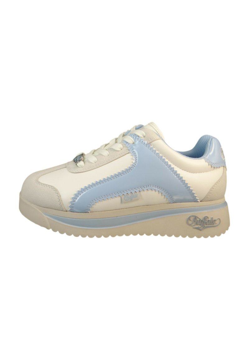 Hvit og lys blå sneakers med syntetisk lær, sikksakk-søm, rund tå, flate snører, polstret krage og teksturert gummisåle.
