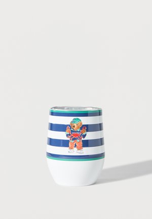 Petit gobelet à rayures blanches et bleu marine avec des accents verts, présentant un ours portant une casquette verte et tenant des homards rouges.