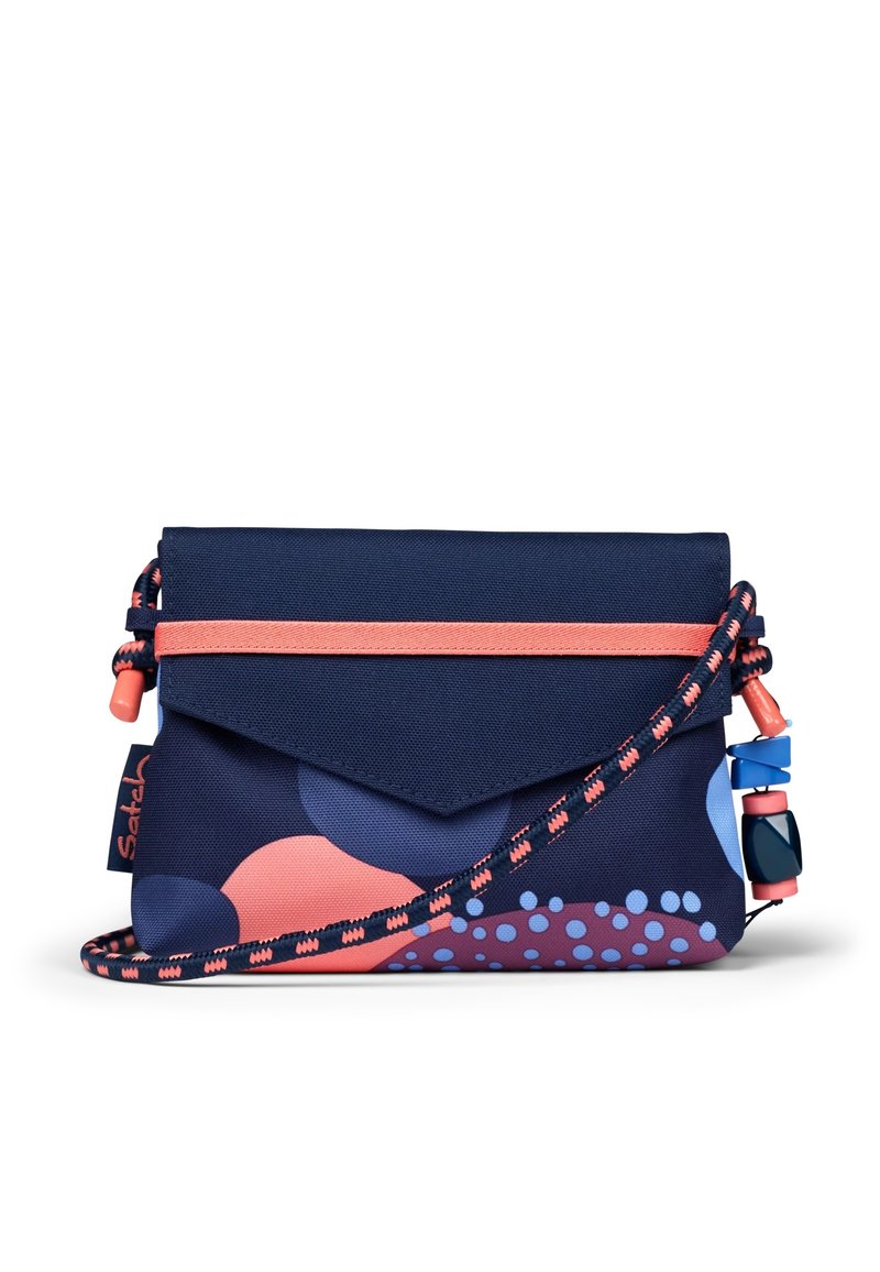 Kreuzbodytasche aus marineblauem Stoff mit buntem Pünktchenmuster. Verfügt über einen Klappenverschluss, einen kontrastierenden korallfarbenen Reißverschluss und strukturierte Tragegurtakzente.