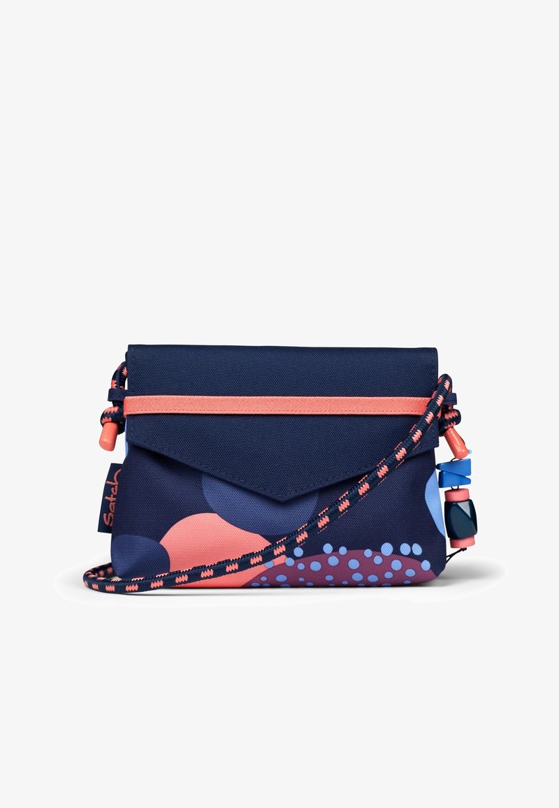 Kreuzbodytasche aus marineblauem Stoff mit buntem Pünktchenmuster. Verfügt über einen Klappenverschluss, einen kontrastierenden korallfarbenen Reißverschluss und strukturierte Tragegurtakzente.
