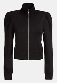 Chaqueta negra corta con cuello alto, cierre frontal de cremallera y mangas abullonadas. Tela suave con bolsillos laterales con cremallera y dobladillo acanalado.