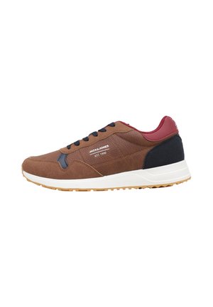 Deportivas marrones Jack & Jones con cordones negros, cuello del talón burdeos, panel del talón negro y suela blanca con dibujo color tostado.