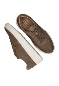 Bordeauxleren sneakers met gestructureerde accenten, voorzien van een witte rubberen zool, ronde neus en vetersluiting. Merkenlogo zichtbaar aan de binnenkant.