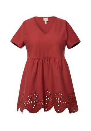 Abito di cotone rosso con maniche corte, scollo a V e vita arricciata. Presenta dettagli intricati di ricamo con intagli lungo l'orlo.