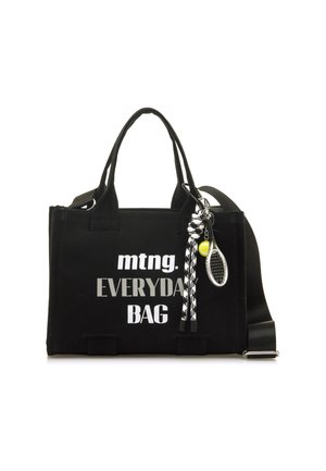 Borsa nera in canvas con il testo "mtng. EVERYDAY BAG" in argento e bianco. Presenta una tracolla texturizzata e un portachiavi con una mini racchetta da tennis.