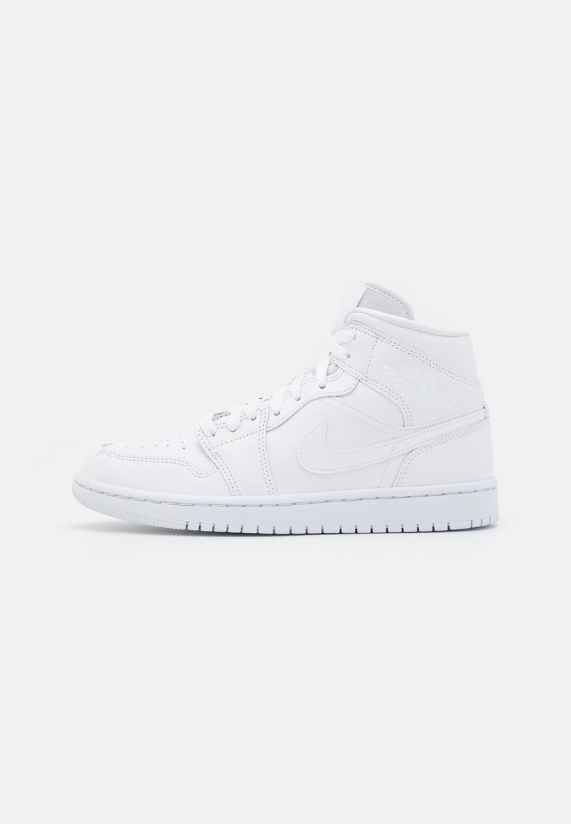 Baskets montantes Nike Air Jordan toute blanches avec lacets, embout perforé et logo en relief sur le côté et la tige de la cheville.