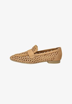 Loafer in tan met geweven structuur, geperforeerd haakwerkdesign, suède afwerking en platte zool, weergegeven vanaf de zijkant.