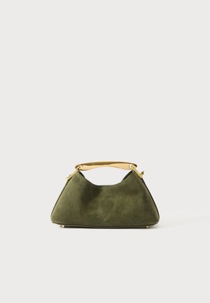 Grüne Wildleder-Handtasche in dreieckiger Form, mit einem goldfarbenen Griff und Beschlägen, glatter Textur und minimalistischem Design.