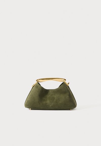 Borsa a tracolla verde in suede con forma triangolare, dotata di manico e dettagli in oro, texture liscia e design minimalista.