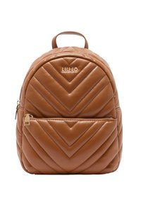 Zaino in pelle marrone trapuntata con forma arrotondata, dettagli in oro e una tasca frontale con zip caratterizzata da un motivo a chevron.