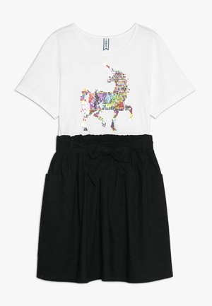 Robe blanche à manches courtes avec un motif de licorne scintillant en sequins, jupe noire avec taille froncée et détail de nœud, coupe décontractée.