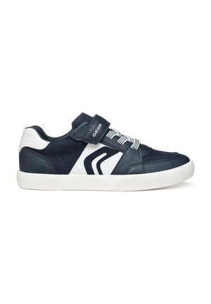 Donkerblauwe en witte lage sneaker met klittenbandsluiting, gestreepte veters en een gestructureerde witte zool, met het merk "GEOX" op de band.