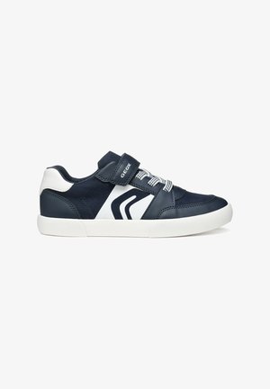 Marineblaue und weiße Low-Top-Sneaker mit Klettverschluss, gestreiften Schnürsenkeln und strukturierter weißer Sohle, mit der Marke „GEOX“ auf dem Riemen.