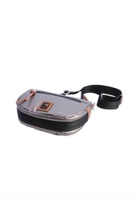 Riñonera plateada acolchada con una cremallera negra, detalles en color marrón y correa ajustable. Tiene una forma rectangular y esquinas redondeadas.