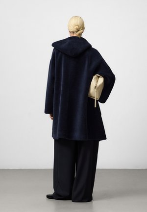 Rankning 11: ADOLFO DOMINGUEZ - SHEARLING WITH HOOD - Kort kappa / rock