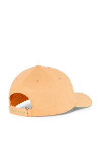 Cappellino da baseball arancione con visiera curva, realizzato in tessuto testurizzato. Presenta una fascia regolabile e un accento verde con il marchio "NORTH SAILS".