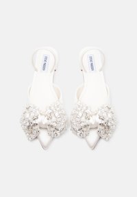 Λευκά σατινέ παπούτσια slingback με μυτερά μύτα, διακοσμημένα με μεγάλα φιόγκους που είναι επενδυμένοι με κρυστάλλους στην κορυφή, με την ετικέτα Steve Madden.