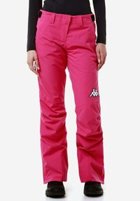 Pantaloni da neve impermeabili rosa con vestibilità comoda, dotati di chiusura frontale con bottone e tasche laterali. Include un dettaglio con logo sulla coscia.