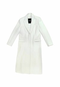 Cappotto lungo bianco realizzato in un tessuto morbido, con rever a scollo, due tasche frontali e tre chiusure a bottone.