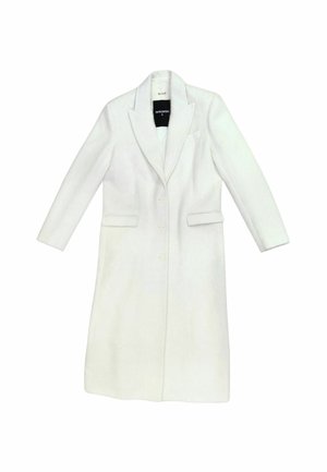 Cappotto lungo bianco realizzato in un tessuto morbido, con rever a scollo, due tasche frontali e tre chiusure a bottone.