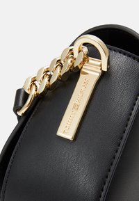 Tommy Hilfiger HERITAGE SADDLE BAG - Käekott - black
