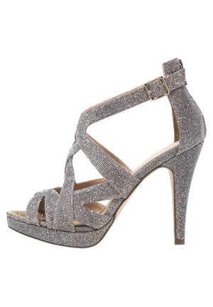 Sandale à talons hauts argentée pailletée avec plusieurs lanières, bout ouvert, boucle à la cheville et semelle compensée.