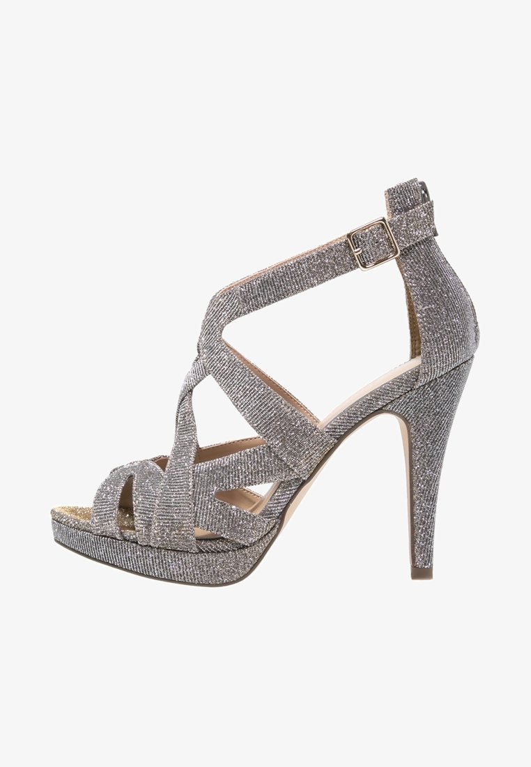 Sandale à talons hauts argentée pailletée avec plusieurs lanières, bout ouvert, boucle à la cheville et semelle compensée.