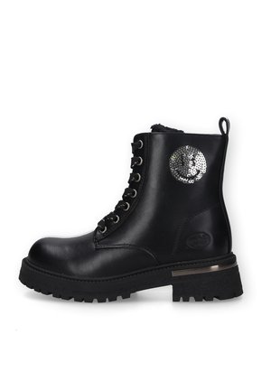 Schwarzer Leder-Schnürstiefel mit dicker Sohle und silberner Pailletten-Kreisverzierung an der Seite.