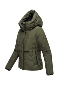 Groene geïsoleerde jas met een capuchon, voorzien van een ritssluiting aan de voorkant, elastische manchetten en zijzakken. Gladde textuur, eigentijds ontwerp.