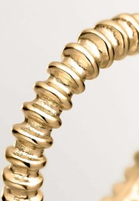 Pulsera en tono dorado que presenta una serie de eslabones redondeados y bulbosos con una superficie texturizada, creando un efecto suave y brillante.
