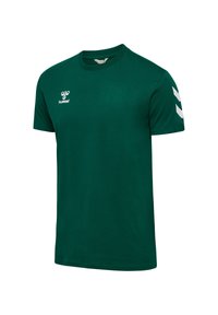 Grön T-shirt med korta ärmar tillverkad av bomull. Har rundad halsringning, Hummel-logotyp i vitt och vita chevron-accenter på ärmarna.