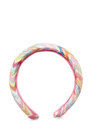 Opaska na głowę z wyściełanym, wielokolorowym wzorem w jodełkę i różową podszewką, przedstawiona na białym tle.