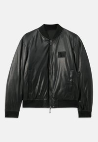 Musta nahast bomber-jakk, millel on lukuga esiosa, ribakäised ja alläär, samuti küljetaskud; rinnal on väike logopatch.
