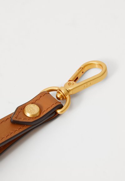 Porte-clés en cuir marron avec un fermoir en métal doré. Présente une pièce en cuir de forme losangique avec un accent de bouton circulaire. Fini poli.