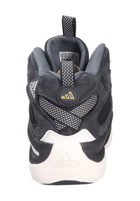 Schwarzer Sportschuh aus Wildleder und Mesh-Materialien. Verfügt über einen gepolsterten Kragen, eine Gummisohle und kontrastierende weiße Akzente. adidas-Logo sichtbar.
