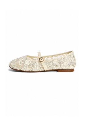 Platte beige kanten balletschoen met een klein gespsluiting en een bruine zool, zijaanzicht op een witte achtergrond.